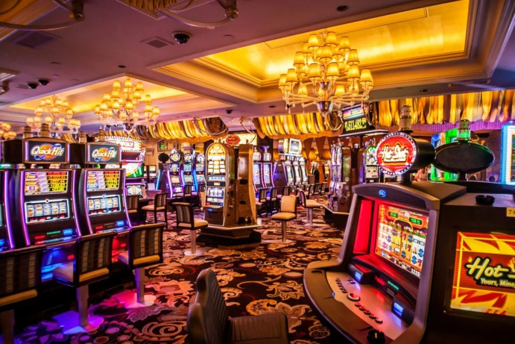 Ambiente de casino con mesas de ruleta